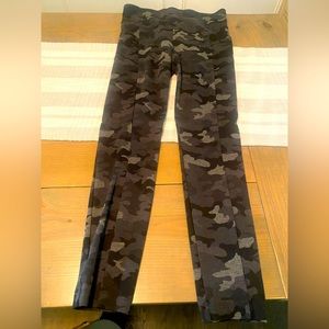 CAbi camo leggings size medium, lightly worn